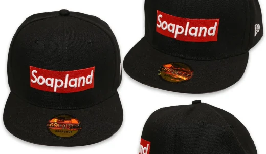 街に溶け込む大人のブラックキャップ